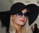 Paris Hilton, souriante, arrive à l'aéroport de Nice, le samedi 19 mai 2012.