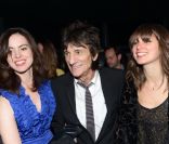 Ron Wood bien entouré au Vip-Room de Jean-Roch, lors du concert de Cyndi Lauper.