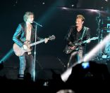 Johnny Hallyday et Louis Bertignac en concert à Montpellier, le 14 mai 2012.