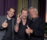 Johnny Hallyday entouré de son manager Sébastien Farran et de son producteur Gilbert Coullier dans les coulisses de la tournée, à Montpellier, le 17 mai 2012.