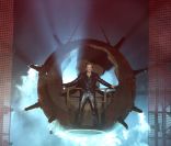 Entrée sur scène impressionnante pour Johnny Hallyday, à Montpellier pour le coup d\'envoi de sa tournée, le 14 mai 2012.