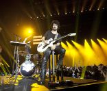 Yarol Poupaud, le directeur musical de la tournée de Johnny Hallyday, en concert à l\'Arena de Montpellier les 14, 15, 17 et 18 mai 2012