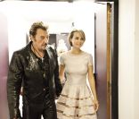 Laeticia accompagne Johnny à la sortie de sa loge pour son premier concert le 14 mai 2012 à l\'Arena à Montpellier