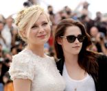 Kirsten Dunst et Kristen Stewart, romantique et rock, lors du photocall du film Sur la route au Festival de Cannes le 23 mai 2012