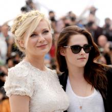 Kirsten Dunst et Kristen Stewart, romantique et rock, lors du photocall du film Sur la route au Festival de Cannes le 23 mai 2012