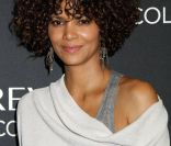 Halle Berry : Belle avec ses boucles, elle présente sa crème, son secret beauté