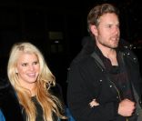 Jessica Simpson et Eric Johnson à New York, le 30 novembre 2011.