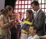 Felipe et Letizia d\'Espagne ont retrouvé l\'infante Elena le 25 mai 2012 lors de l\'inauguration du 71e Salon du livre de Madrid.