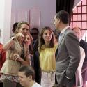 Letizia d'Espagne sublime entre Felipe et Elena au Salon du livre 2012 de Madrid