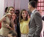 Felipe et Letizia d\'Espagne inauguraient le 25 mai 2012 le 71e Salon du livre de Madrid, en présence également de l\'infante Elena.
