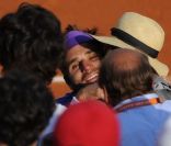  Réaction d'après-match d'Arnaud Clément. 
 Arnaud Clément lors du premier tour de son dernier Roland-Garros, le 28 mai 2012. Pour son baroud d'honneur à la Porte d'Auteuil, le 139e mondial a offert un match en cinq sets de plus de quatre heures face à Alex Bogomolov, et s'est qualifié pour le second tour sous l'ovation de sa compagne Nolwenn Leroy, de sa famille et du public du court n°1. 