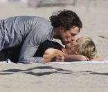 Sharon Stone embrasse son nouvel amoureux Martin Mica à Venice Beach, à Los Angeles le 29 mai 2012