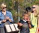 Reese Witherspoon et ses enfants Ava et Deacon à Brentwood, Los Angeles, le 1er juin 2012.