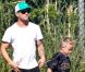 Ryan Phillippe et son fils Deacon à Brentwood, Los Angeles, le 1er juin 2012.
