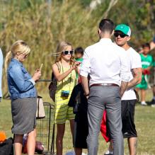 <p>Ryan Phillippe, Reese Witherspoon son mari Jim Toth, et ses enfants Ava et Deacon à Brentwood, Los Angeles, le 1er juin 2012.</p>