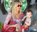 Kimberly Stewart et sa fille Delilah, qu'elle a eue avec Benicio Del Toro, ici à Los Angeles le 3 juin 2012