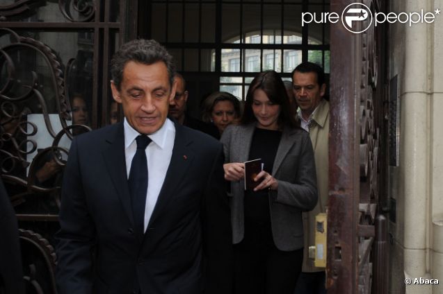 Nicolas Sarkozy et Carla Bruni-Sarkoy sont allés voter dans le 16e arrondissement de Paris au lycée Jean de la Fontaine le 10 juin 2012