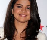 Selena Gomez présente son parfum The Debut Fragrance, dans un magasin Macy's à New York City, le samedi 9 juin 2012.