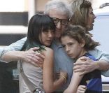 Woody Allen quitte son hôtel avec ses filles adoptives Bechet et Manzie Tio, à Los Angeles le 15 juin 2012.