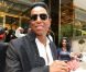 Jermaine Jackson signe des autographes à la sortie de son hôtel à New York le 26 juin 2012
