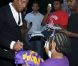 Tito et Jermaine Jackson signent des autographes à la sortie de leur hôtel à New York le 26 juin 2012