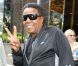 Tito Jackson signe des autographes à la sortie de son hôtel à New York le 26 juin 2012