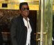 Les frères du Roi de la pop, Tito et Jermaine Jackson signent des autographes à la sortie de leur hôtel à New York le 26 juin 2012