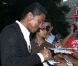 Tito et Jermaine Jackson signent des autographes à la sortie de leur hôtel à New York le 26 juin 2012