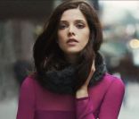 Ashley Greene pose devant l'objectif de Peter Lindbergh pour la campagne automne 2012 de DKNY.