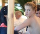 Radieuse, Ireland Baldwin parle avec Hilaria Thomas la future femme d'Alec Baldwin le 27 juin 2012 à New York