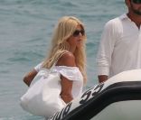 Victoria Silvstedt arrive sur la plage de Saint-Tropez à bord d'un petit zodiac, le 29 juin 2012.