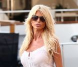 Victoria Silvstedt en balade dans les rues de Saint-Tropez en fin de journée, le 29 juin 2012.