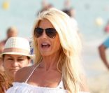 Victoria Silvstedt sur une plage de Saint-Tropez en fin de journée, le 29 juin 2012.