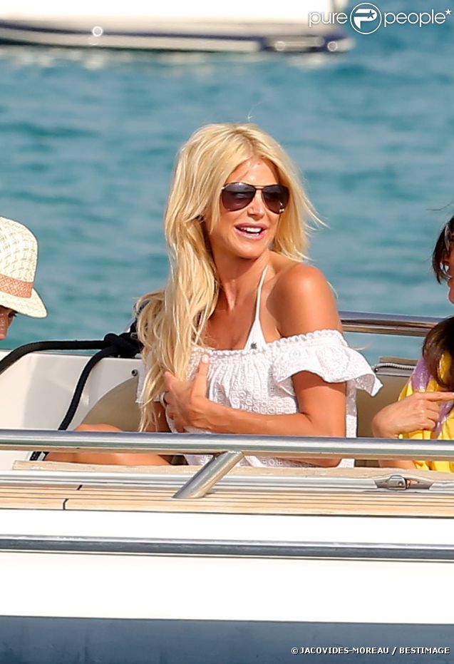 Victoria Silvstedt débarque à Saint-Tropez, le 29 juin 2012.