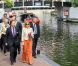 La princesse Maxima des Pays-Bas à la découverte du Musée Broekerveiling du village de Broek op Langedijk, le 5 juillet 2012. Il s'agit de l'ancien site des ventes aux enchères de fruits et légumes, acheminés par barque, jusqu'en 1973. Une pratique que le village fait ponctuellement revivre.