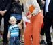 La princesse Maxima des Pays-Bas à la découverte du Musée Broekerveiling du village de Broek op Langedijk, le 5 juillet 2012. Il s'agit de l'ancien site des ventes aux enchères de fruits et légumes, acheminés par barque, jusqu'en 1973. Une pratique que le village fait ponctuellement revivre.