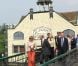 La princesse Maxima des Pays-Bas à la découverte du Musée Broekerveiling du village de Broek op Langedijk, le 5 juillet 2012. Il s'agit de l'ancien site des ventes aux enchères de fruits et légumes, acheminés par barque, jusqu'en 1973. Une pratique que le village fait ponctuellement revivre.