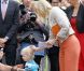 La princesse Maxima des Pays-Bas à la découverte du Musée Broekerveiling du village de Broek op Langedijk, le 5 juillet 2012. Il s'agit de l'ancien site des ventes aux enchères de fruits et légumes, acheminés par barque, jusqu'en 1973. Une pratique que le village fait ponctuellement revivre.