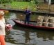 La princesse Maxima des Pays-Bas à la découverte du Musée Broekerveiling du village de Broek op Langedijk, le 5 juillet 2012. Il s'agit de l'ancien site des ventes aux enchères de fruits et légumes, acheminés par barque, jusqu'en 1973. Une pratique que le village fait ponctuellement revivre.