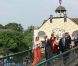 La princesse Maxima des Pays-Bas à la découverte du Musée Broekerveiling du village de Broek op Langedijk, le 5 juillet 2012. Il s'agit de l'ancien site des ventes aux enchères de fruits et légumes, acheminés par barque, jusqu'en 1973. Une pratique que le village fait ponctuellement revivre.