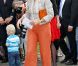 La princesse Maxima des Pays-Bas à la découverte du Musée Broekerveiling du village de Broek op Langedijk, le 5 juillet 2012. Il s'agit de l'ancien site des ventes aux enchères de fruits et légumes, acheminés par barque, jusqu'en 1973. Une pratique que le village fait ponctuellement revivre.
