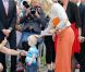 La princesse Maxima des Pays-Bas à la découverte du Musée Broekerveiling du village de Broek op Langedijk, le 5 juillet 2012. Il s'agit de l'ancien site des ventes aux enchères de fruits et légumes, acheminés par barque, jusqu'en 1973. Une pratique que le village fait ponctuellement revivre.