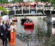 La princesse Maxima des Pays-Bas à la découverte du Musée Broekerveiling du village de Broek op Langedijk, le 5 juillet 2012. Il s'agit de l'ancien site des ventes aux enchères de fruits et légumes, acheminés par barque, jusqu'en 1973. Une pratique que le village fait ponctuellement revivre.