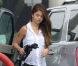 Selena Gomez fait le plein de sa voiture dans une station service de Los Angeles, le vendredi 6 juillet 2012.