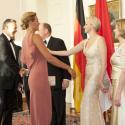 Princesse Charlene : Sirène d'or au bras d'Albert au dîner de gala à Berlin