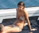 Bianca Brandolini d'Adda mène la dolce vita en se prélassant sur un yacht avec un charmant jeune homme. Taormina, le 9 juillet 2012.