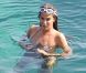 Bianca Brandolini d'Adda pique un tête et profite de l'eau turquoise de Taormina. Le 9 juillet 2012.
