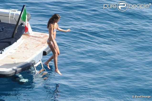 Bianca Brandolini d'Adda pique un tête et profite de l'eau turquoise de Taormina. Le 9 juillet 2012.