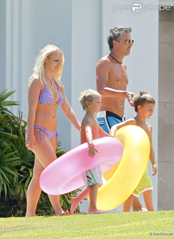 Britney Spears se rend à la plage en famille, à Hawaï, le jeudi 5 juillet 2012.
