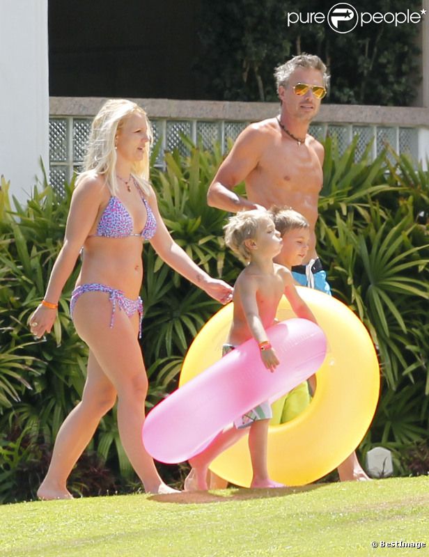 Britney Spears, ses enfants Sean Preston et Jayden James, et le fiancé de la chanteuse, Jason Trawick, se rendent à la plage, à Hawaï, le jeudi 5 juillet 2012.